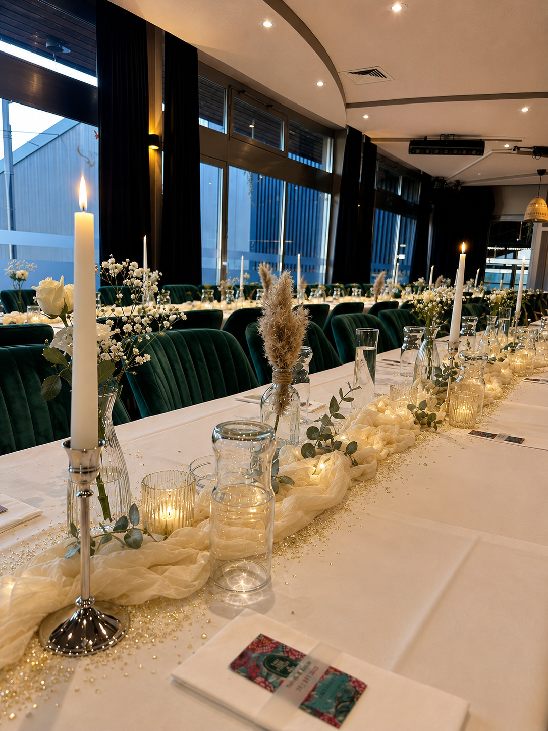 Festlich gedeckter Tisch mit Kerzen, Blumen und Tischdekoration für Feiern